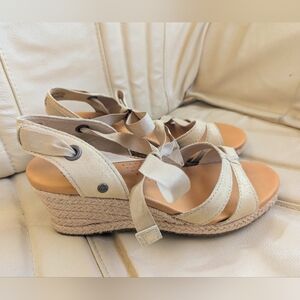 New Uggs Womans 5.5 Leather Beige Low Wedge Sandals Lightweight Ankle Ties